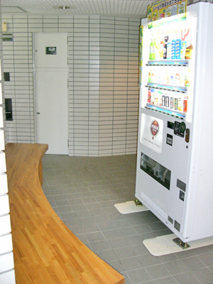 1Fに自動販売機があり、外に出ずに飲み物が買えます♪ 