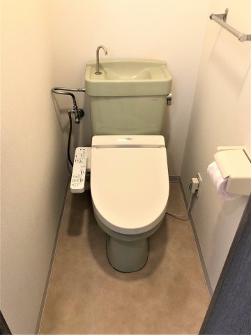 トイレは温水洗浄便座付きです。