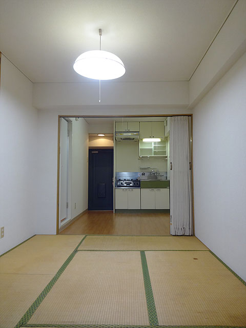 窓側から見た室内 